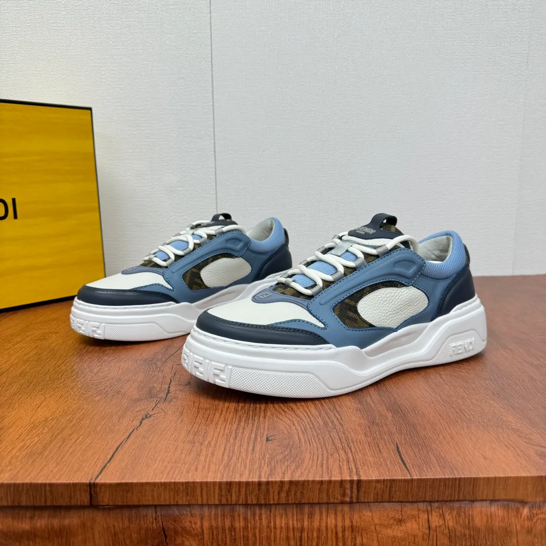 Batch 780 FENDI/FENDI Force men's sports shoes, new thick-soled lightweight lace-up low-top shoes at the counter, made of white full-grain leather and white and brown smooth leather, with padded elements. Brown FF jacquard and yellow technical fabric details. Lightweight, thick white sole with FF graphic details on the toe and heel. Main body of pebbled soft cowhide with Nappa calfskin. Contrasting color multiple composite splicing, extremely modern and youthful, webbing style lace-up hole design, multiple injection molded brand logo plastic modules on the toe, and embroidered FF logo on the side, heavy craftsmanship, full of details, super high quality control and fine workmanship! Full mesh breathable lining, ultra-light TPR foam rubber; molded outsole, lightweight and versatile, non-slip and wear-resistant! Comes with full packaging! Size: 39-40-41-42-43-44 Leather shoe size (can be customized, 38.45 cannot be returned or exchanged) Item number: 7E1728 Blue